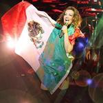 Thalía también apareció portando la bandera nacional.