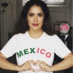 Paulina Rubio mostró su rostro con una bandera mexicana.