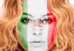 Paulina Rubio mostró su rostro con una bandera mexicana.