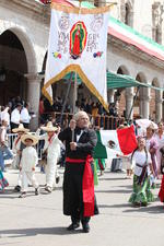 La representación de Miguel Hidalgo con un estandarte de la virgen de Guadalupe.