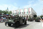 Vehículos militares se hicieron presentes por las calles de la ciudad.