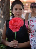 La movilización culminó con la lectura del pronunciamiento que recientemente hicieron organizaciones de la sociedad civil respecto a la solicitud de Alerta de Género para Torreón, ello ante el incremento de asesinatos de mujeres en el municipio.