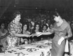 17092017 La Primera Dama de Torreón, Lucía de Fernández Aguirre, entregando el
premio de alta costura de modas a la señorita Esperanza Lara García, en 1960.