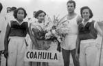 17092017 Elía Galván, corredora; René Fajer y Conchita Villanueva en lanzamiento
de jabalina. Cuernavaca, Morelos, en 1953.