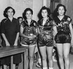 17092017 Señorita Bertha Luz Vizcaíno, presidenta de Asociación de Basquetbol; ElenaWoo, Xóchitl Valero y Socorro Saldaña, del equipo “Laguna”, con premios de primer lugar de tiro libre en 1953.