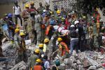 Brigadistas y voluntarios exhaustos continúan con las labores de rescate en los edificios colapsados.