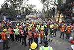 Las labores de rescate se suspendieron con motivo del sismo.