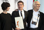 El actor Antonio Banderas, la actriz, Paz Vega, y el realizador, Carlos Saura , tras recibir el Premio Nacional de Cinematografía.