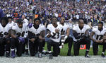 Los jugadores de la Liga Nacional de Fútbol Americano (NFL) realizaron hoy una protesta contra el presidente Donald Trump durante la entonación del himno nacional en los partidos correspondientes a la tercera semana.