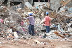Sin importar nada, los pobladores de Jojutla y brigadistas trabajan desde temprano para remover los escombros y levantarse de la destrucción que dejó el sismo.