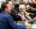 El actor Arnold Schwarzenegger saluda a sus admiradores a su llegada al Festival Internacional de Cine de San Sebastián.