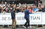 El actor Arnold Schwarzenegger saluda a sus admiradores a su llegada al Festival Internacional de Cine de San Sebastián.