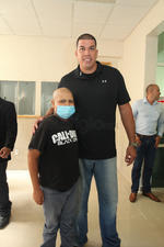 El exbasquetbolista de la NBA y Selección Nacional, Horacio Llamas, visitó el Centro de Cancerología en donde se robó la sonrisa de los niños.