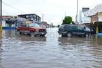 Vehículos enfrentaron las inundaciones en Diagonal Las Fuentes.