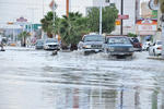 Vehículos enfrentaron las inundaciones en Diagonal Las Fuentes.