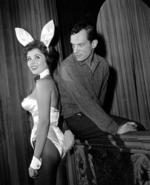 "Hugh M. Hefner, el icono americano que en 1953 presentó al mundo la revista Playboy y la convirtió en una de las marcas globales más reconocibles de la historia, murió pacíficamente hoy por causas naturales en su casa The Playboy Mansion junto a sus seres queridos", informó un representante en un comunicado a People.