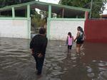 Kínder de Palmas San Isidro se inundó por lo que padres recogían a sus pequeños.