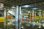 La lluvia se filtraba por el techo del estacionamiento subterráneo de la Plaza Mayor.