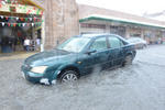Conductores transitaban con precaución entre el agua para evitar que sus automóviles sufrieran averías.