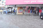Algunas calles del Centro de Torreón también fueron afectadas por el alto nivel de agua.