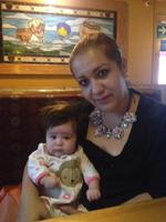 04102017 Alejandra con su pequeña Victoria.
