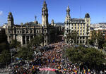 También gritaron "No estáis solos" a las fuerzas de seguridad del Estado español y exhibieron banderas españolas y catalanas