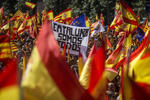 Tras una pancarta con el lema "Barcelona siempre con España", los concentrados, que se unieron después a la otra movilización, corearon consignas como "Puigdemont a prisión" y "Esta es nuestra policía".