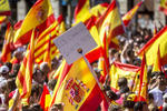 Convocados por la organización Sociedad Civil Catalana bajo el lema "¡Basta! Recuperemos la sensatez", los ciudadanos recorrieron el centro de la capital catalana con banderas de España, Cataluña y de la Unión Europea y gritando consignas como ¡Viva España y viva Cataluña!.
