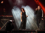 El cantante español Miguel Bosé cantó con la mexicana Ximena Sariñana.