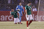 México tuvo dificultades al arranque del encuentro, Honduras en dos ocasiones tocó a la puerta de Ochoa, el cual compensando los errores defensivos logró de hacerse con el control del balón.