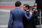 El presidente Enrique Peña Nieto, poniéndose su saco para recibir al Primer Ministro de Canadá en el Palacio Nacional.