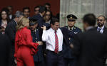 El presidente Enrique Peña Nieto, poniéndose su saco para recibir al Primer Ministro de Canadá en el Palacio Nacional.