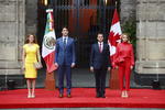 Luego del recibimiento al premier canadiense por parte el presidente Peña Nieto y su esposa, Angélica Rivera de Peña, en punto de las 17:00 horas en las puertas de Palacio Nacional, ambos mandatarios se trasladaron al patio central, donde se interpretaron los himnos nacionales de ambas naciones.