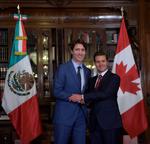 El presidente de México y Angélica Rivera de Peña, le dan la bienvenida a Justin Trudeau, junto con su esposa, Sophie Gregoire.