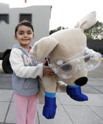 Daniela del Moral, de 5 años, quien elaboró su propio muñeco de Frida, la perrita rescatista.
