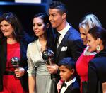 El delantero del Real Madrid Cristiano Ronaldo besa su trofeo 'The Best' de la FIFA que designa al mejor jugador del mundo durante la última temporada.