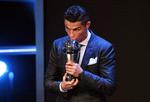 El delantero del Real Madrid Cristiano Ronaldo besa su trofeo 'The Best' de la FIFA que designa al mejor jugador del mundo durante la última temporada.