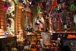 Conocidas canciones mexicanas de época ambientaban el espacio, mientras que a espaldas sobresalía la figura de una enorme catrina elaborada con flores de papel.