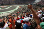 Este domingo, durante la celebración del Gran Premio de México, los aficionados en las gradas del Autódromo Hermanos Rodríguez, levantaron el puño, como muestra de solidaridad por las víctimas de los sismos que afectaron a México el pasado septiembre.