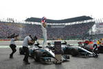 Lewis Hamilton se unió a un selecto grupo de pilotos de la Fórmula Uno al conquistar el domingo su cuarto campeonato mundial al figurar noveno en el Gran Premio de México.