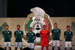 Los seleccionados mexicanos posaron para las cámaras con el uniforme que utilizaran en Rusia 2018.