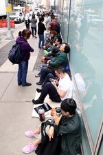 En Nueva York, decenas de personas aguardaban para entrar a la tienda.