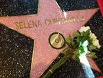 A las 6:30 de la tarde, familia amigos y personas de la industria musical develaron la Estrella número 2 mil 622 perteneciente a la cantante acompañado de un mensaje de apoyo a la comunidad que como Selena, tiene dos casas, la mexicana -por nacimiento o ascendencia- y la estadounidense.