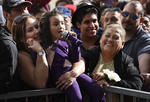 Miles de fanáticos se reunieron en la develación de la estrella de Selena.