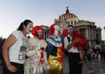 Los asistentes a este evento se unen cada año, desde 2007, para mostrar sus "valores zombies" y desfilar hasta el Zócalo.