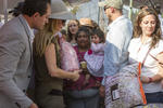 La empresaria y modelo entregó cobijas a los niños y las familias le obsequiaron una canasta de dulces mexicanos.