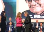 La hija de Carlos Miloc recibió el premio en honor a su padre.
