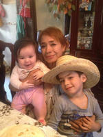 09112017 Cony con sus nietos, Victoria y Paquito