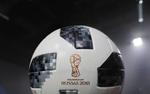 La FIFA explicó que se trata de una recreación que rinde tributo al primer balón que creó Adidas para el Mundial.