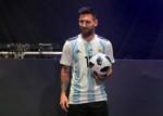 El delantero argentino del Barcelona Leo Messi fue la figura central de la presentación.